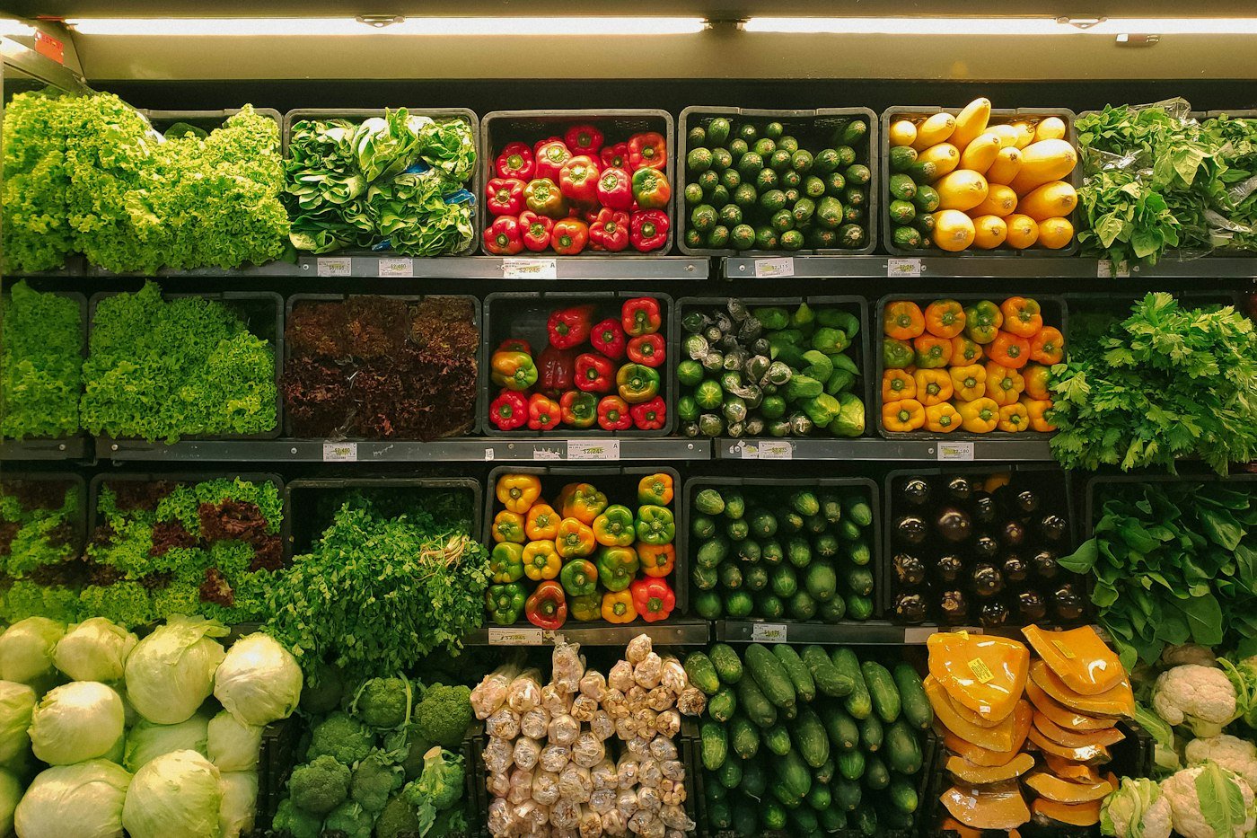 Gemüseregal im Supermarkt